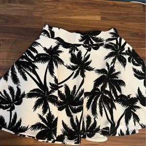 Sweet Claire black and white palm tree printed skirt. Size small.